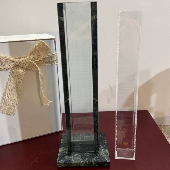 V 1 glass vase.  Elegant Green Marble base and side Vase - Picture 2 of 7